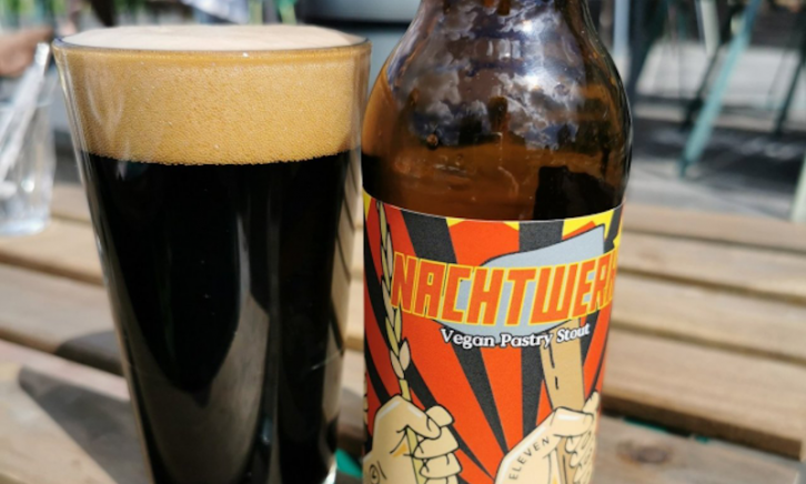 Nachtwerk vegan pastry stout glas en flesje op tafel buiten